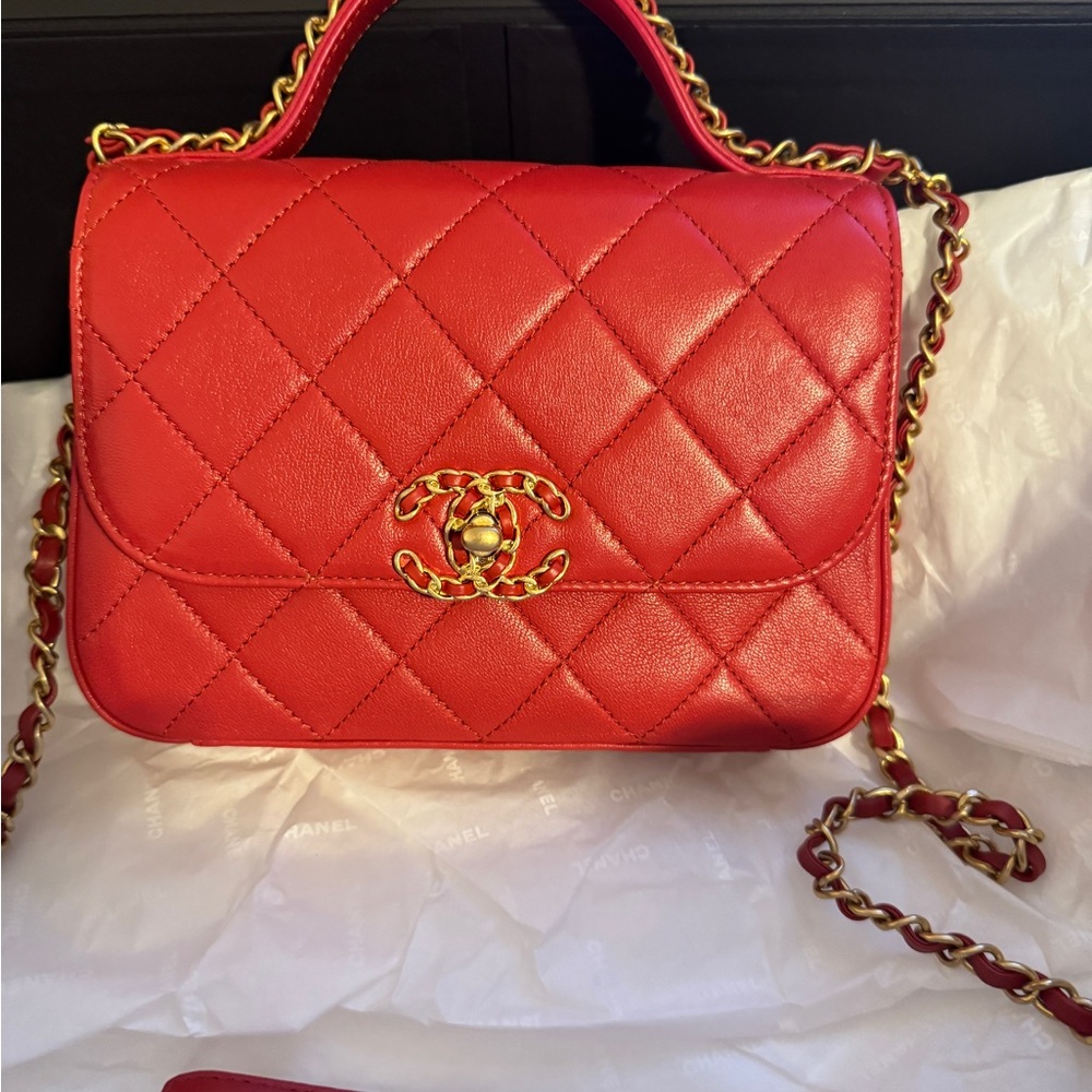Chanel Infinity Chain mini bag in red quilted leather. - Picture 3 of 11